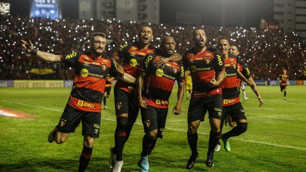 sport-apresenta-vagner-love-a-torcida-e-bate-guarani-pela-serie-b