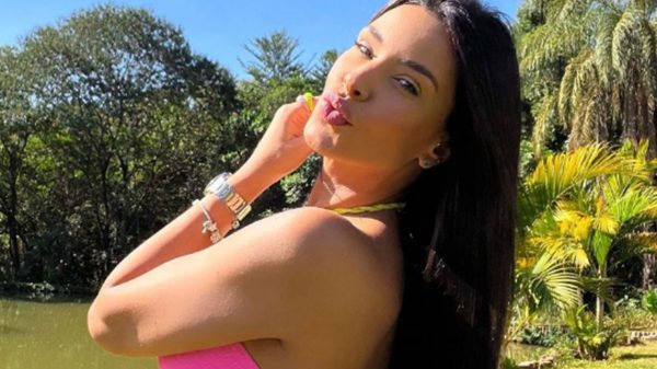 Ivy Moraes esbanja beleza em ensaio de biquíni e causa reações (Instagram)