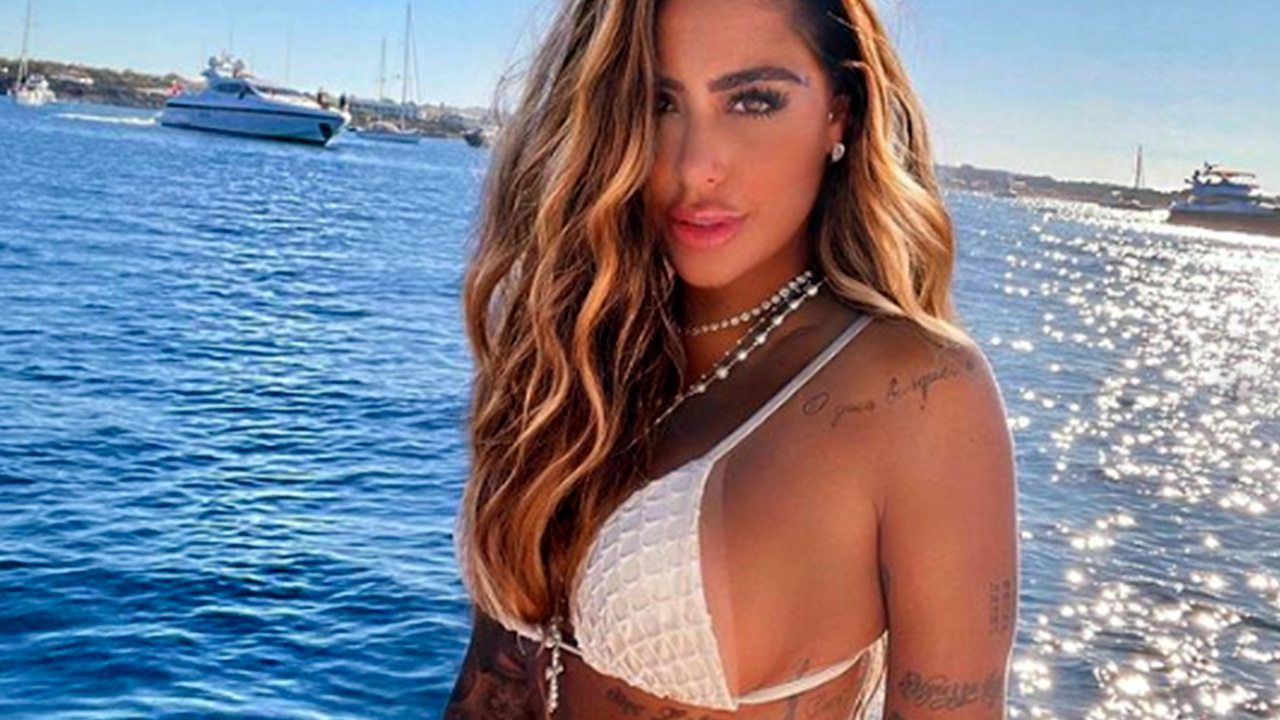 Rafaella Santos esbanja beleza e boa forma em passeio de barco (Instagram)