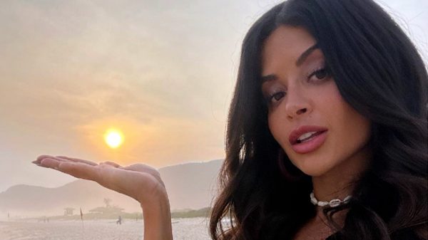 Aline Campos encanta seguidores ostentando suas curvas com foto no pôr do sol (Instagram)