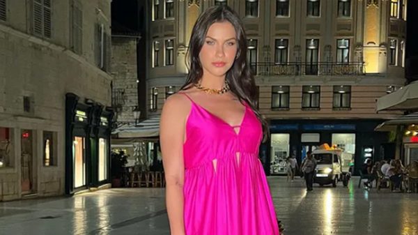 Andressa Suíta ostenta beleza e luxo com look rosa (Instagram)