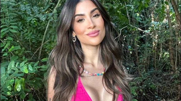 Bianca Andrade esbanja beleza em registro de foto feito em Noronha (Instagram)