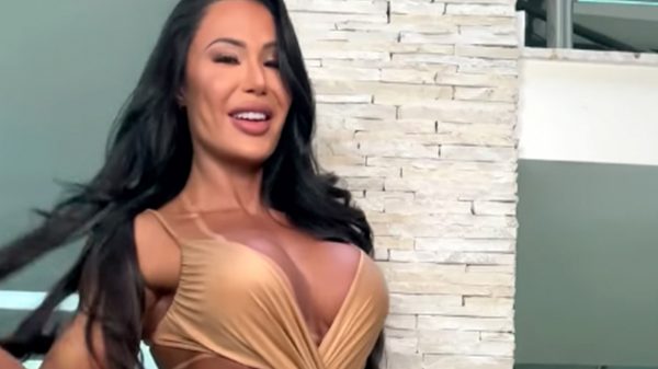 Gracyanne Barbosa surge com vestido nude e mostra quase tudo em vídeo