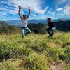 Mateus Solano e Marcelo Adnet brincam no terreno que adquiriram em Minas Gerais (Instagram)