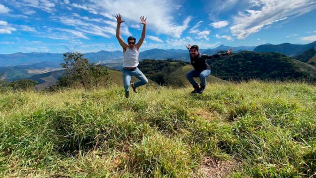 Mateus Solano e Marcelo Adnet brincam no terreno que adquiriram em Minas Gerais (Instagram)