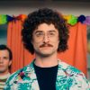 Daniel Radcliffe vive "Weird Al", famoso por paródias de sucessos em videoclipes (Reprodução)