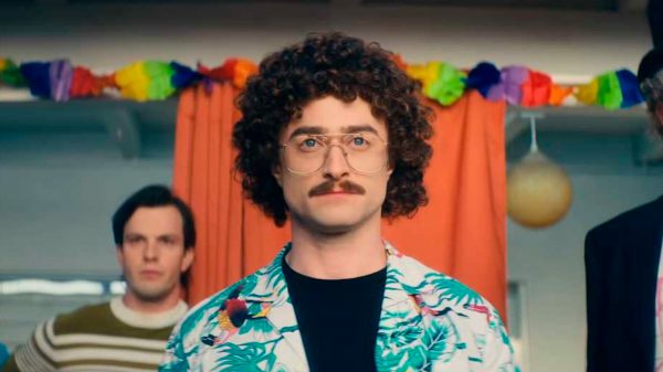 Daniel Radcliffe vive "Weird Al", famoso por paródias de sucessos em videoclipes (Reprodução)