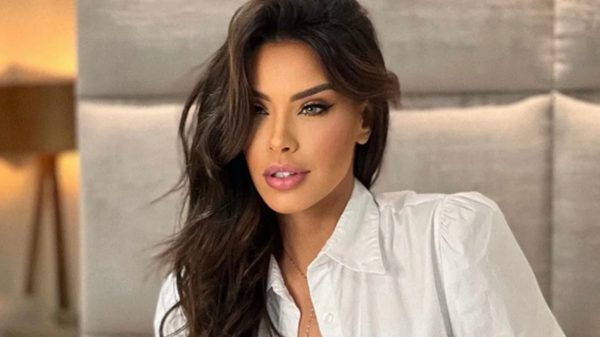 Ivy Moraes deixou seguidores loucos ao posar sem sutiã e descuidar da blusa (Instagram)