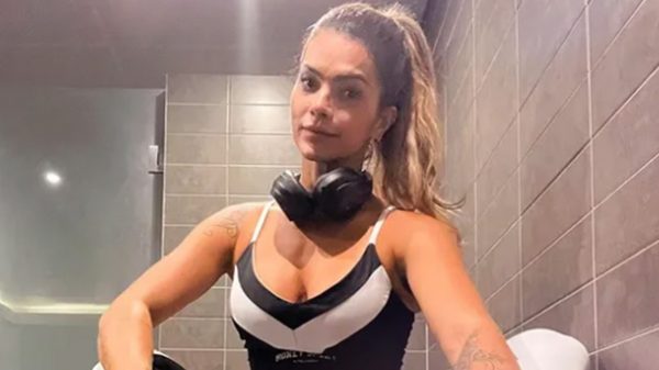 Kelly Key esbanja boa forma e disposição em vídeo fazendo agachamento na academia (Instagram)