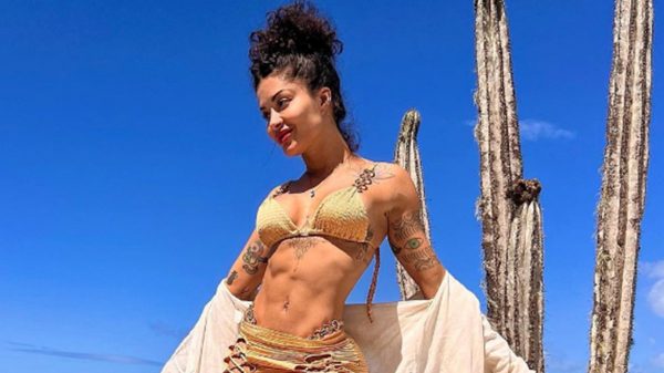 Aline Campos exibe corpo escultural em dia de praia e ganha elogios (Instagram)