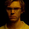 Série sobre Jeffrey Dahmer ganha trailer na Netflix