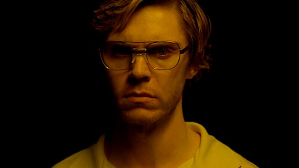 Série sobre Jeffrey Dahmer ganha trailer na Netflix