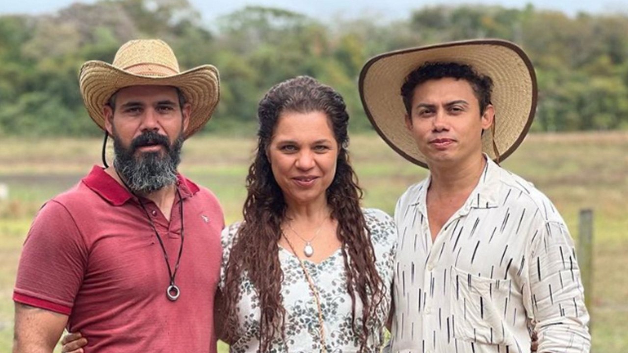 Silvero Pereira com Juliano Cazarré e Isabel Teixeira nos bastidores de "Pantanal" (Instagram)