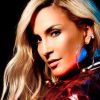 Claudia Leitte provocou polêmica com vídeo onde aparece abajur em forma de arma (Divulgação)