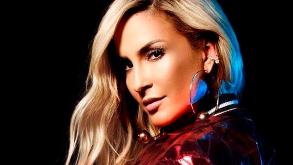 Claudia Leitte provocou polêmica com vídeo onde aparece abajur em forma de arma (Divulgação)