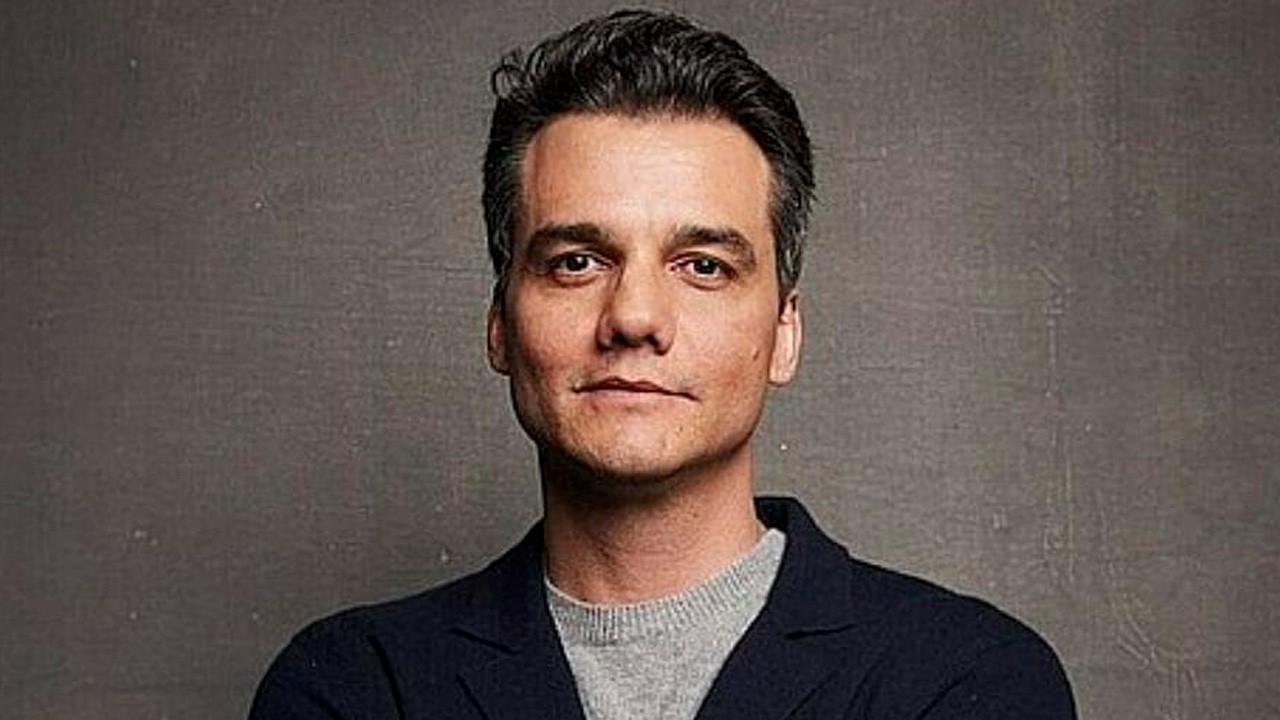 Wagner Moura estará no elenco de Sr e Sra Smith, série baseada no blockbuster com Brad Pitt e Angeline Jolie (Divulgação)