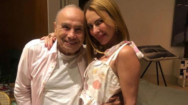 Stênio Garcia, de 90 anos, posa com a esposa Marilene Saad (Instagram)