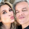 Otaviano Costa baba com a esposa Flávia Alessandra usando biquíni (Instagram)