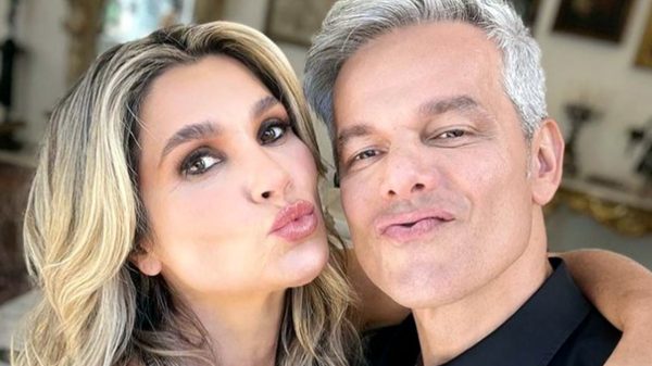 Otaviano Costa baba com a esposa Flávia Alessandra usando biquíni (Instagram)