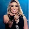 Naiara Azevedo: calça pode estar rasgada mas o show não pode parar! (Divulgação)