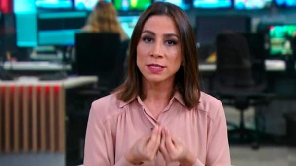 Julia Dualibi não segurou o riso ao ver o rosto do candidato ACM Neto em reportagem (Reprodução)