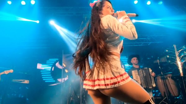 Juliana Bonde se empolga em show e quase mostra demais