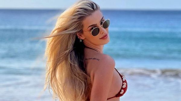 Yasmin Brunet arrasa com clique em dia de praia