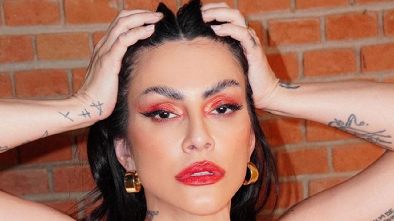 Cleo ganhou elogio com belo registro de topless em ensaio (Instagram)