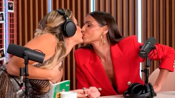 Giovanna Ewbank e Deborah Secco trocam selinho durante podcast (Reprodução)