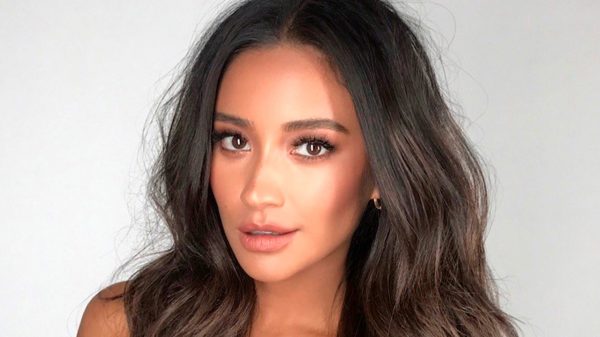 Shay Mitchell foi reconhecida por fãs fazendo comprinhas em Floripa