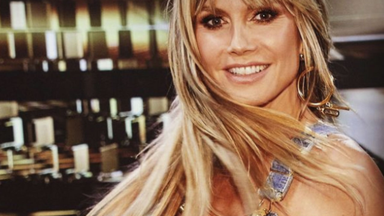 Heidi Klum "paga peitinho" ao dançar de maiô em post nas redes e causa (Instagram)