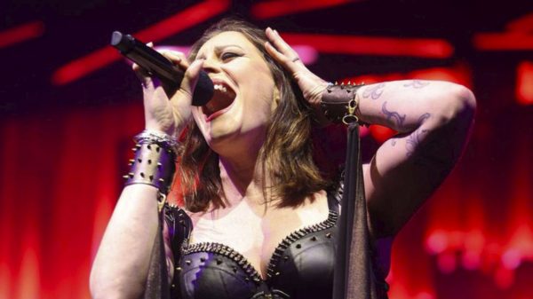 Floor Jansen, vocalista da banda de rock Nightwish (Reprodução)