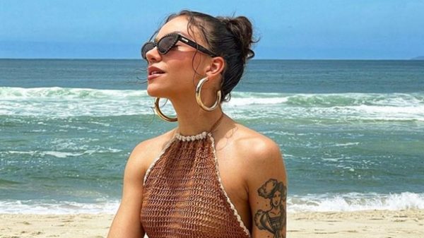 Priscilla Alcântara esbanja beleza na praia e encanta seguidores (Instagram)