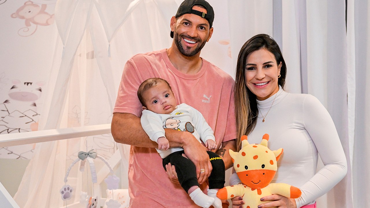 Weverton e esposa Jaqueline Maoski mostra quarto do filho Olavo