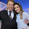 Silvio Santos no palco do seu programa com a filha Patrícia (Reprodução)