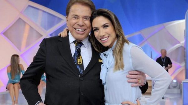 Silvio Santos no palco do seu programa com a filha Patrícia (Reprodução)