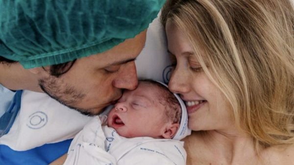 Gabriela Prioli e Thiago Mansur cobrem a pequena Ava de amor (Instagram)