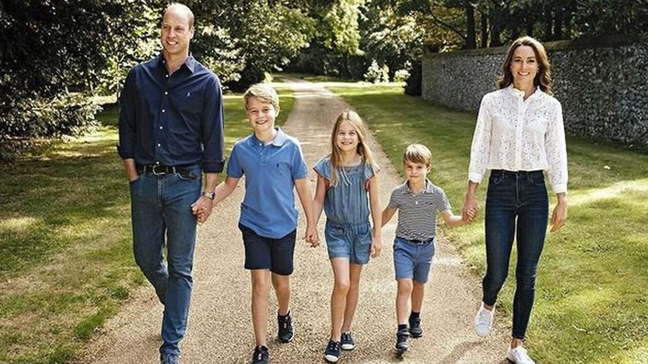 Família reunida: William posa com Kate e os filhos George, Charlotte e Louis (Instagram)