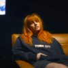 Haley, vocalista do Paramore, aparece tresloucada no clipe de "The News" (Reprodução)