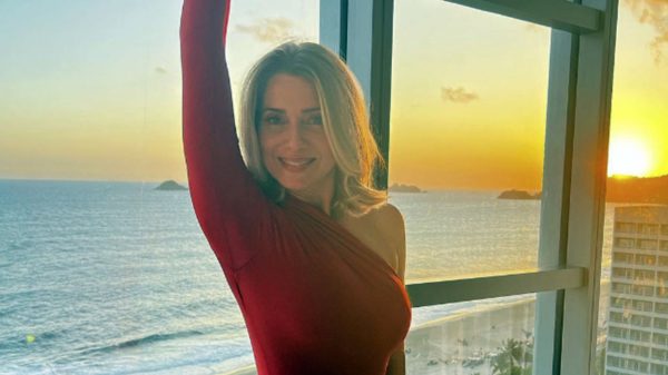 Letícia Spiller esbanja beleza e boa forma aos 49 anos e encanta seguidores