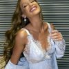 Marina Ruy Barbosa encantou em ensaio com pijama de renda