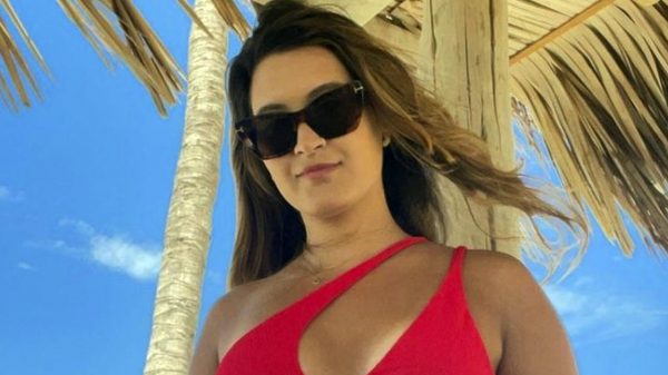 Bia Bonemer arrasa em clique com biquíni vermelho nas redes (Instagram)