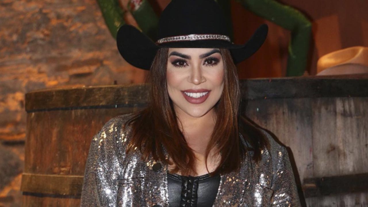 Naiara Azevedo mostrou boa forma em ensaio com look sertanejo (Instagram)