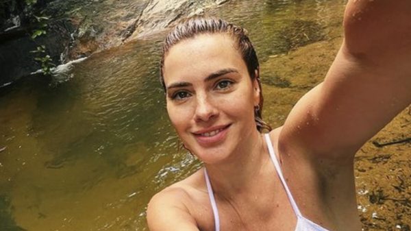 Carolina Dickmann encantou seguidores ao publicar selfie na cachoeira (Instagram)