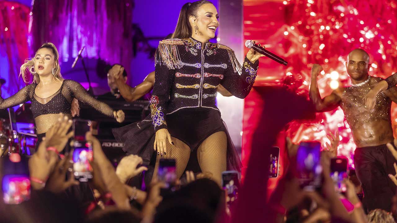 Ivete Sangalo botou todo mundo pra pular na Casa Pia em Salvador