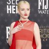 Julia Garner brilha no tapete vermelho do Critics Choice Awards 2023