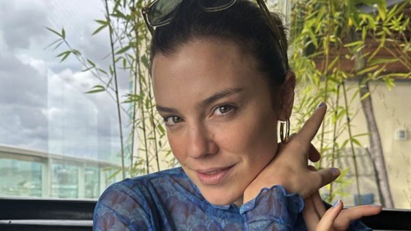 Alice Wegmann encanta fãs e seguidores com foto de biquíni (Instagram)