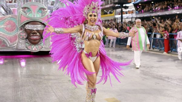 Renata Frisson, a Mulher Melão, brilhou no desfile da Mangueira (Instagram)