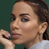 Anitta arrasa em campanha com maiô cavado e ostenta curvas