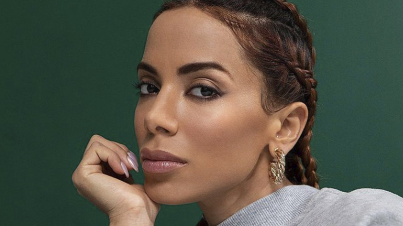 Anitta arrasa em campanha com maiô cavado e ostenta curvas